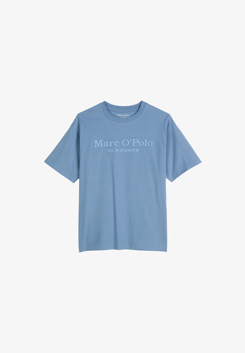 Helles blaues Baumwoll-T-Shirt mit kurzen Ärmeln und Rundhalsausschnitt. Mit dem Frontdruck "Marc O'Polo EST. IN STOCKHOLM" in einer kontrastierenden Farbe.
