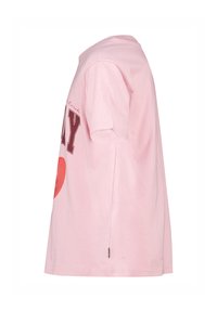 Camiseta de algodón rosa con mangas cortas, cuello redondo y un gran gráfico de corazón rojo con el texto "PLAY" en rojo oscuro. Detalle de abertura lateral.