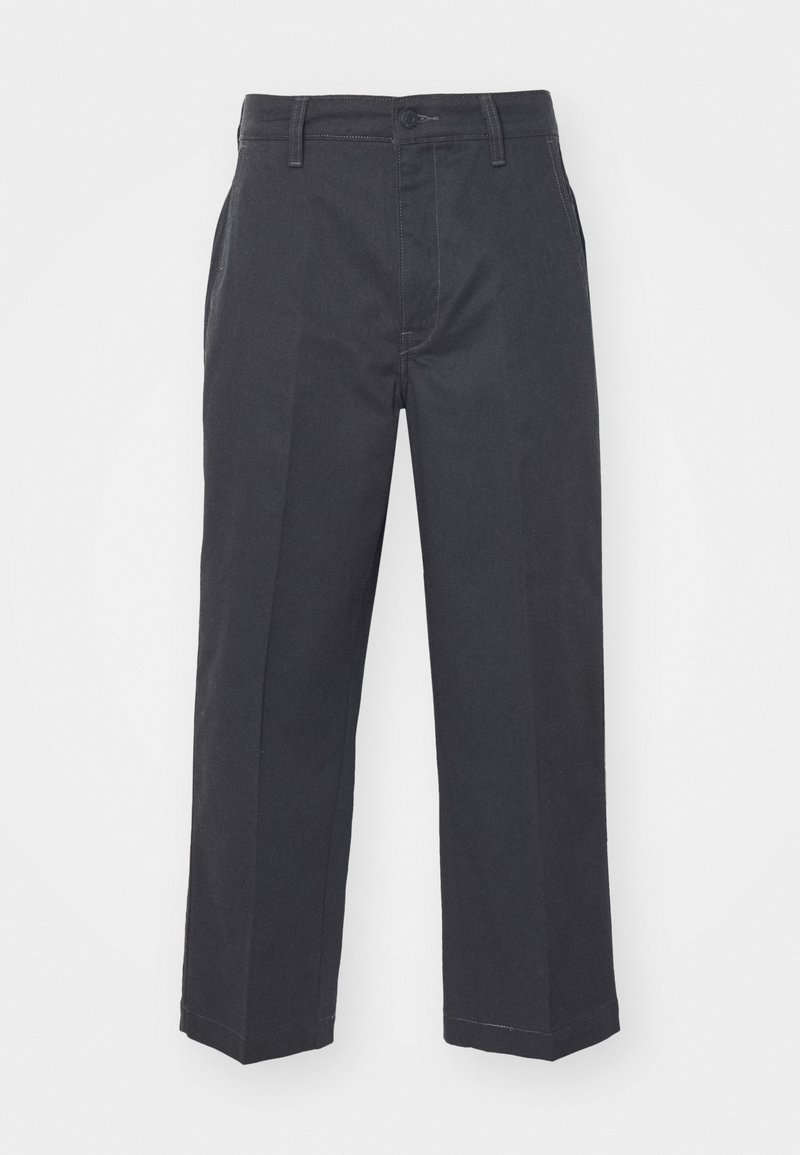Pantalones oscuros de algodón, con un corte recto, cierre de botón y bolsillos laterales con detalles de costura en contraste.
