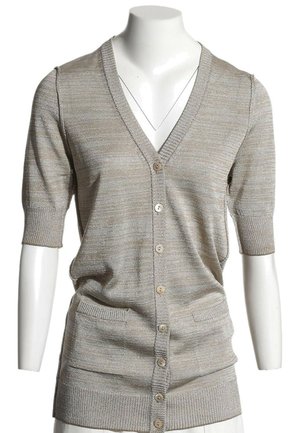 Cardigan beige à manches courtes avec boutons, deux poches avant et poignets côtelés sur un buste de mannequin blanc.