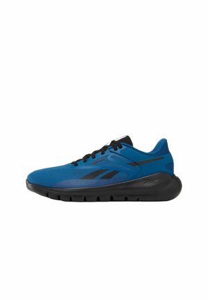 Zapatilla deportiva azul y negra con suela negra, parte superior de malla y cordones negros, vista lateral sobre un fondo blanco.