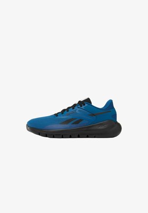Zapatilla deportiva azul y negra con suela negra, parte superior de malla y cordones negros, vista lateral sobre un fondo blanco.