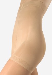 Pantaloni corti beige modellanti con una texture liscia e un design a vita media, caratterizzati da un cinturino decorativo e una finitura senza cuciture.