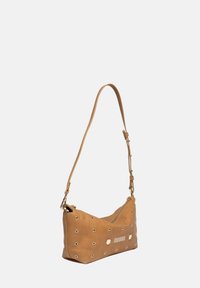 Sac à épaule en cuir synthétique tan avec des clous argentés et une fermeture éclair. Il dispose d'une sangle réglable et d'une surface texturée.