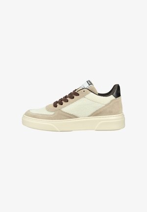 Beige-weißer Sneaker mit niedrigem Schnitt, Mesh- und Wildlederpaneelen, dunkelbraunen Schnürsenkeln, dicker cremefarbener Sohle und schwarzem Fersenlasche.