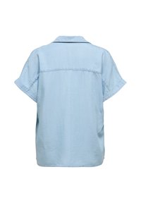 Chemise en denim bleu clair à manches courtes vue de dos avec un col et des détails de couture visibles.
