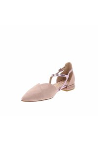 Bailarina de ante rosa claro con punta afilada, que presenta una correa metálica cruzada y un tacón rectangular pequeño. Textura suave con costuras mínimas.