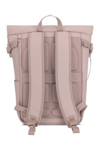 Zaino rosa chiaro con spallacci imbottiti e regolabili e dettagli in rete. Presenta una chiusura arrotolabile e tasche laterali per riporre oggetti.
