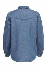 Chemise en denim bleu à manches longues vue de dos avec un empiècement pointu et des poignets boutonnés sur fond blanc.
