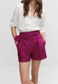 Fuchsia Leinenshorts mit einem breiten Bund und einer runden Schnalle, ausgestattet mit Fronttaschen und Falten für zusätzlichen Halt.