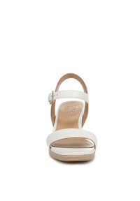 Sandalo bianco con tacco, con una fascia anteriore larga e cinturino alla caviglia, dotato di fibbia metallica e una soletta marrone chiaro strutturata su suola in legno.