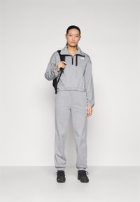 The North Face W MOUNTAIN ATHLETICS FLEECE PANT - Treniņtērpa apakšdaļas - pale grey heather/meld grey