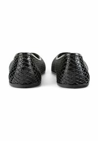Ballerines noires avec un motif en losange texturé, bout arrondi et design minimaliste. Fabriquées en matériau flexible avec une semelle plate.