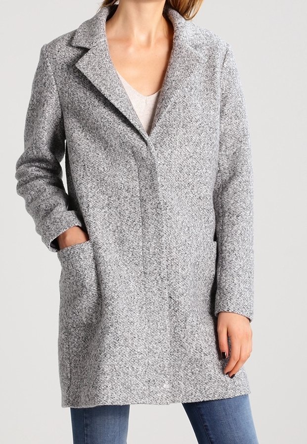 Abrigo de lana gris texturizada con cuello de solapa, mangas largas y bolsillos laterales, con un corte recto y un patrón sutilmente jaspeado.