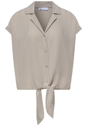Blusa beige de manga corta con botones, cuello y nudo delantero, fabricada con tela ligera, estilo casual.