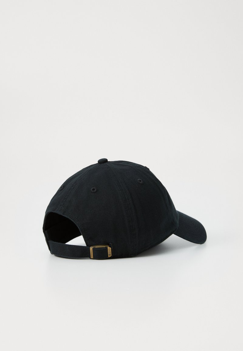 Svart bomull baseball caps med buet skjerm, justerbar stropp bak, og en rund krone med ventilasjonshull.