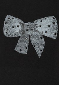 Schwarzer Stoff mit einer großen silbernen Schleifengrafik, die ein strukturiertes Design aufweist, und verstreuten schwarzen Perlen zur Verzierung.