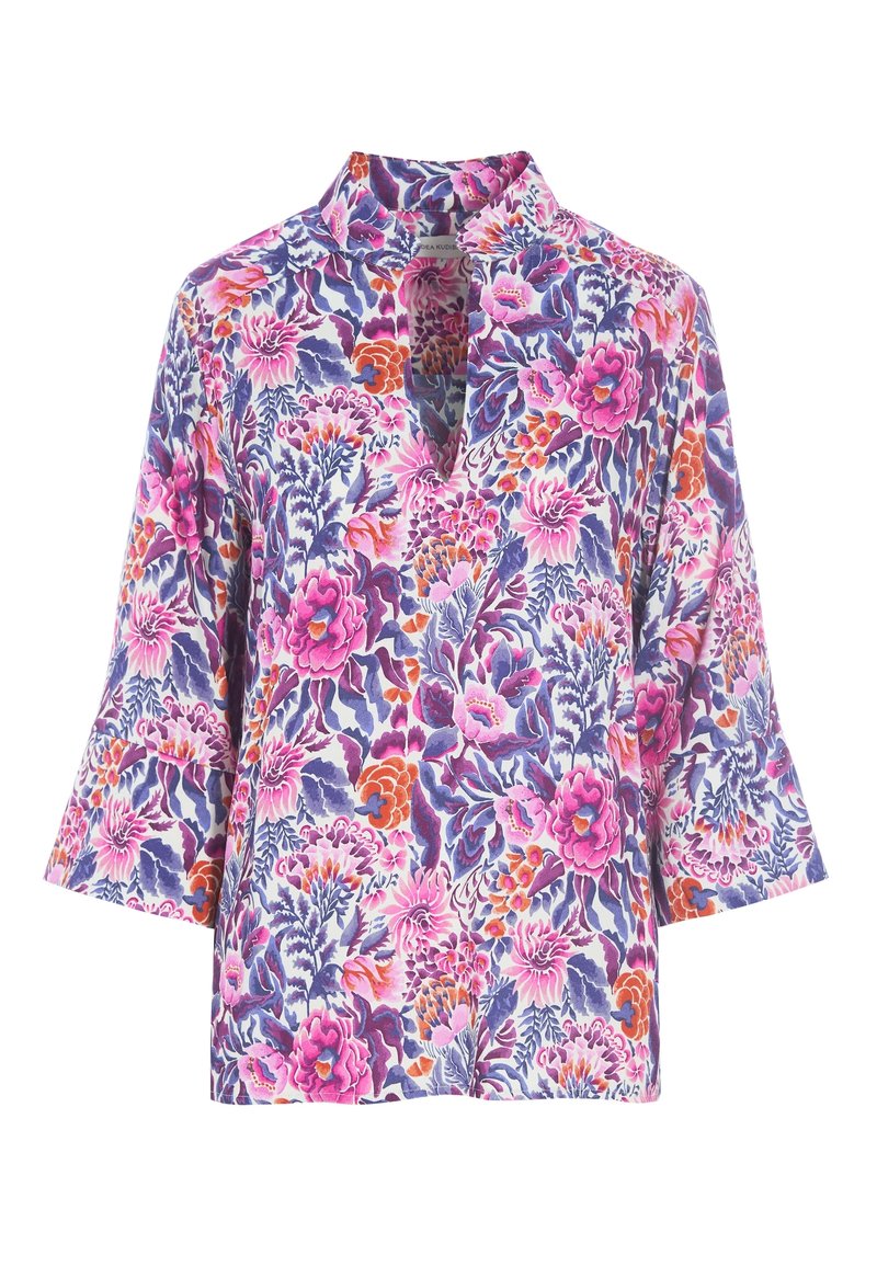 Blouse à imprimé floral avec un col montant, présentant des couleurs vives rose, violet et orange. Fabriquée en tissu léger avec des manches évasées.