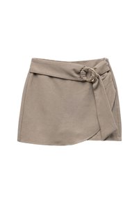 Falda envolvente color caqui hecha de una tela suave, que cuenta con un detalle de nudo lateral con un accesorio de hebilla dorada y un cierre de cremallera oculto.