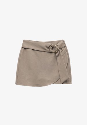 Khaki wikkelrok gemaakt van zachte stof, met een zij-knoopdetail en een gouden gespaccent, en een verborgen ritsluiting.