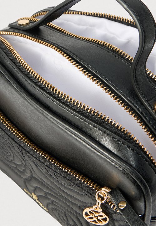 Schwarze Handtasche aus strukturiertem Leder mit goldenen Reißverschlüssen und Beschlägen; verfügt über mehrere Reißverschlussfächer und eine glatte Stoffauskleidung.