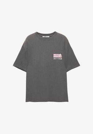 Grå bomulds T-shirt med korte ærmer, rund halsudskæring, med teksten "MOCHI MORNINGS" og et blomstermotiv i pink på venstre bryst.