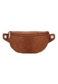 Brązowa torba na pasek z fakturowanej skóry z srebrnym zamkiem błyskawicznym i metalowymi oczkami po obu stronach na białym tle.