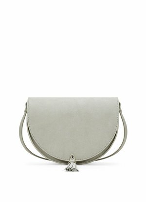 Bolso bandolera semicircular de ante gris claro con correa larga y pequeño detalle de borla en el cierre de la solapa frontal.