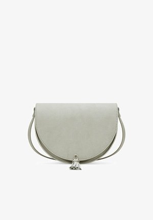 Bolso bandolera semicircular de ante gris claro con correa larga y pequeño detalle de borla en el cierre de la solapa frontal.