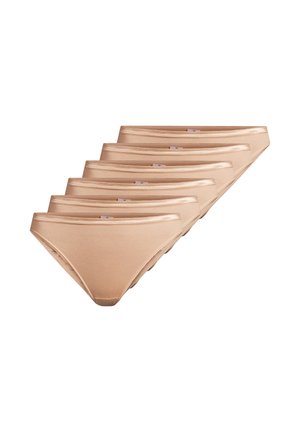 Cinque slip bikini da donna beige disposti diagonalmente su uno sfondo bianco, che mostrano un design liscio e senza cuciture.