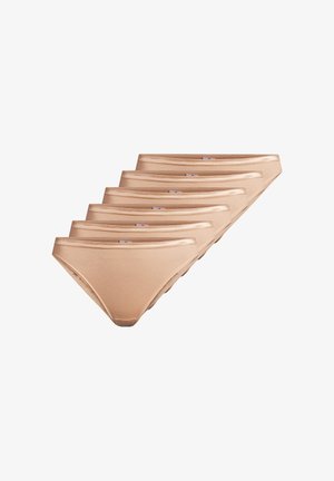 Pięć beżowych damskich majtek bikini ułożonych ukośnie na białym tle, prezentujących gładki, bezszwowy design.