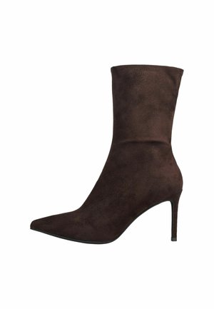 Donkerbruine suède enkellaars met spitse neus en slanke hoge hak, zijaanzicht op witte achtergrond.