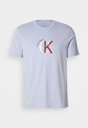 Tricou din bumbac albastru deschis, cu un logo imprimat în roșu și alb. Decolteu rotund clasic și mâneci scurte, croială standard.