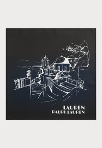 Fundal negru cu un desen alb al unei așezări de coastă, cu clădiri cu domuri și trepte. Text în partea de jos: "LAUREN RALPH LAUREN."