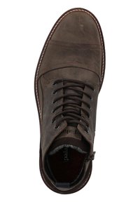 Botín de cuero marrón hasta el tobillo con punta redonda, diseño con cordones, cuello acolchado y costuras en contraste. El forro interior tiene una textura suave.