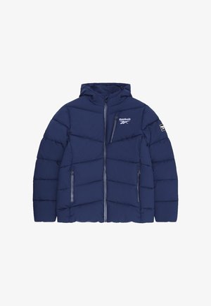 Giacca imbottita Reebok blu navy con cappuccio, caratterizzata da cuciture orizzontali, due tasche frontali con zip e logo sul petto a sinistra.