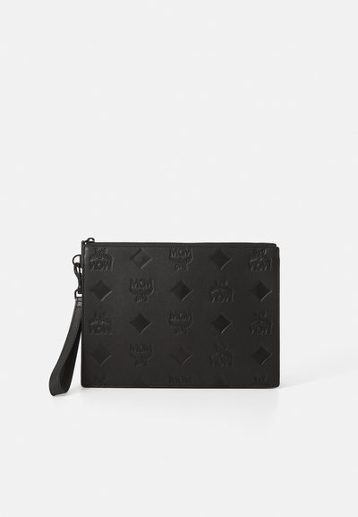 Pochette en cuir noir avec logo MCM embossé, de forme rectangulaire, avec fermeture éclair et une sangle de poignet attachée.