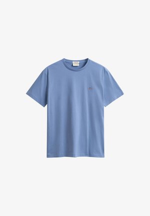 Blauw T-shirt met korte mouwen en ronde hals, met een klein geborduurd logo op de linkerborst, afgebeeld tegen een witte achtergrond.