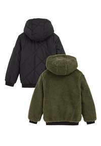 Juodas quilted puffer džemperis ir alyvuogių žalios spalvos fliso džemperis, abu su gobtuvu, su įrengtais rankogaliais ir apačia, minkšti tekstūros ir skirtingi medžiagų deriniai.