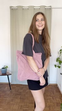 Geantă tote din catifea roz cu două mânere pentru umăr, corp mare și accente subtile din metal, expusă pe un fundal neutru.