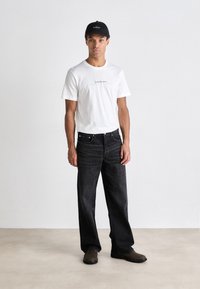 Calvin Klein Jeans - MINIMAL LOGO TEE - Paprasti marškinėliai - bright white Miniatiūros vaizdas 1