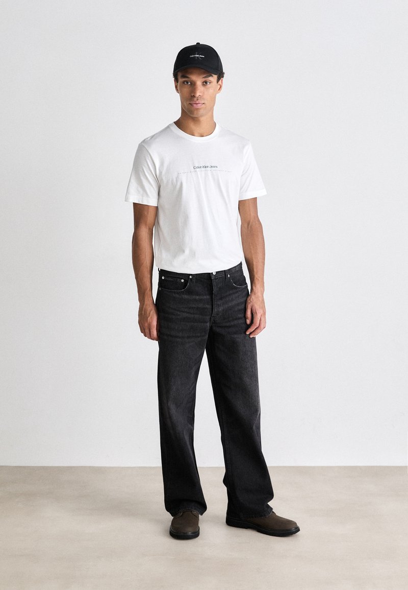 Calvin Klein Jeans - MINIMAL LOGO TEE - Paprasti marškinėliai - bright white, Padidinti