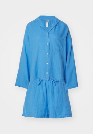 Blå, lätt loungewear-set med en skjortkrage och knäppning framtill, en bröstficka och shorts med elastisk midja. Strukturert tyg.