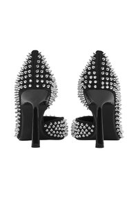 Schwarze High Heels, die mit silbernen Spikes besetzt sind, mit einer spitzen Zehenform und einem offenen Rückendesign sowie einer glänzenden Oberfläche.