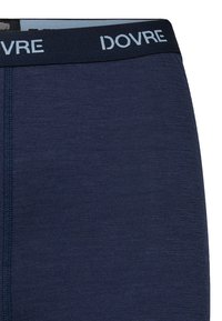 Navyblå boxershorts lavet af struktureret stof med en mørk talje med "DOVRE"-tekst. Synlige sømme langs kanterne.