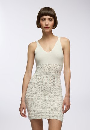 Terranova CORTO IN TRAFORATA - Abito in maglia - bianco lana