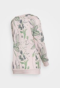 Haut rose pâle à manches longues avec un motif floral vert et bleu, poignets et ourlet côtelés, texture douce, coupe décontractée avec encolure arrondie.