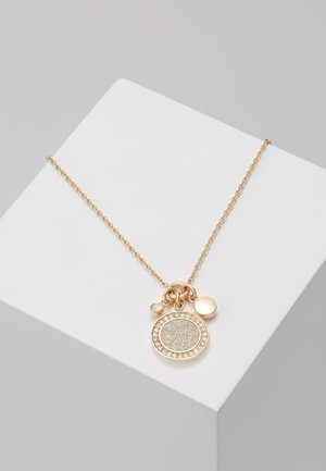 Collier chaîne en or avec trois breloques : un pendentif rond scintillant entouré de petits cristaux, une petite breloque en cristal, et une breloque ovale lisse en or.