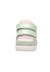 Kindersneaker mit grünem Lederband, rosa Mesh-Obermaterial, weißer Gummisohle und grauen Wildlederakzenten. Klettverschluss für einfaches An- und Ausziehen.