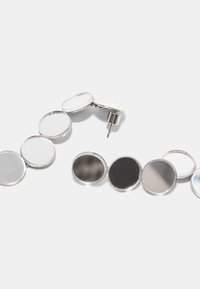 Stříbrné kulaté náušnice s alternativními lesklými a matnými povrchy, s klasickým uzávěrem na zadní straně pro bezpečné nošení.